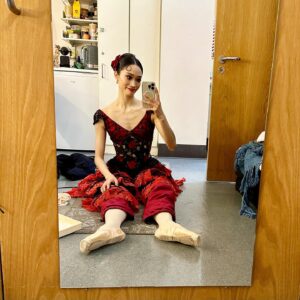 Fumi Kaneko Instagram - Some Don Quixote preparation moments taken by @dancersdiary 🌹 such a fun to dance this warm uplifting ballet❣️🪭💃🏻
@royaloperahouse 
#dance #joy #fun #ballet #london