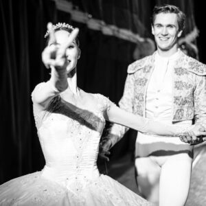 Fumi Kaneko Instagram - Thank you ❤️ for all the love and support on Friday night performance Don Quixote by @cacostaofficial at @royaloperahouse ❤️🙏❤️ 
It’s very sad to say goodbye to Kitri for now but I loved every bits of her ☀️ and the special thank you to my Basilio @williambracewell for just being as gorgeous as you really are 🥹 and this incredible company with all the amazing artists 🙌👏🌹 
Thank you @leannebenjamin_official for all the wonderful rehearsals too🙏💗
Photo ①&④ @dancersdiary 
Photo ②&③ @robsallnow 
#donquixote #ballet #royaloperahouse #dance #love
