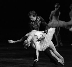 Fumi Kaneko Instagram - Photos from last night Swan Lake @royaloperahouse by @dancersdiary 🦢🌕✨ 

Thank you @williambracewell and our coach Olga Evreinoff for everything to put this together in such a short time ❤️🙏❤️