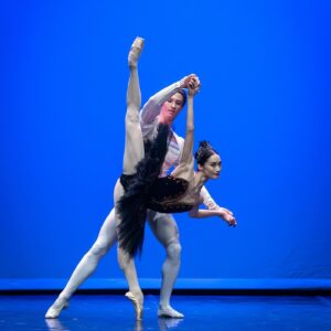 Fumi Kaneko Instagram - A few weeks ago in Italy dancing Black Swan pas de deux with @vadimmuntagirovofficial 🙌🖤 
Thank you @ferrettideb for inviting us ☺️ 
Photos by @r7_foto_danza 🙏✨