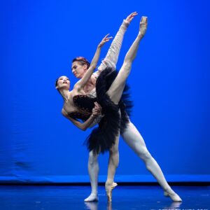Fumi Kaneko Instagram - A few weeks ago in Italy dancing Black Swan pas de deux with @vadimmuntagirovofficial 🙌🖤 
Thank you @ferrettideb for inviting us ☺️ 
Photos by @r7_foto_danza 🙏✨