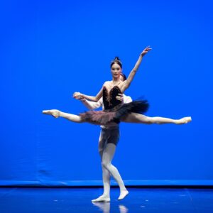 Fumi Kaneko Instagram - A few weeks ago in Italy dancing Black Swan pas de deux with @vadimmuntagirovofficial 🙌🖤 
Thank you @ferrettideb for inviting us ☺️ 
Photos by @r7_foto_danza 🙏✨