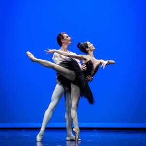 Fumi Kaneko Instagram - A few weeks ago in Italy dancing Black Swan pas de deux with @vadimmuntagirovofficial 🙌🖤 
Thank you @ferrettideb for inviting us ☺️ 
Photos by @r7_foto_danza 🙏✨