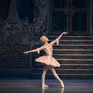 Fumi Kaneko Instagram - I had the last Nutcracker performance of this year at the Royal Opera House on Saturday💕
Loved every second and it was filled with happiness and joy but at the same time felt emotional with this glorious music conducted by @andrew.litton 💫 
Thank you for the photos @dancersdiary ✨ 
Can’t wait to be back on the stage @royaloperahouse soon❤️ 
Now more Nutcrackers in Astana and Almaty Kazakhstan ☃️❄️🍬 
#royaloperahouse #royalballet #ballet #nutcracker #christmas #magic #dance #coventgarden