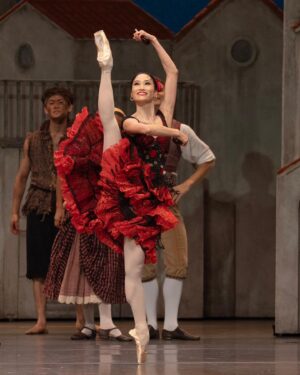 Fumi Kaneko Instagram - Fun moments in Don Quixote 💃🏻⚽️🪇 captured by @dancersdiary 🙏🌟 
#ballet #dance #fun #royaloperahouse #london