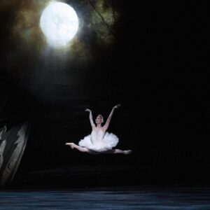 Fumi Kaneko Instagram - Tomorrow night by the lake with the prince @williambracewell 🦢✨🤍 it’s been a true pleasure revisiting these two completely different roles again🤍🖤 
Photos from the first performance on 15/03 by @dancersdiary 🙏✨