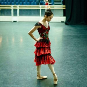 Fumi Kaneko Instagram - Some Don Quixote preparation moments taken by @dancersdiary 🌹 such a fun to dance this warm uplifting ballet❣️🪭💃🏻
@royaloperahouse 
#dance #joy #fun #ballet #london