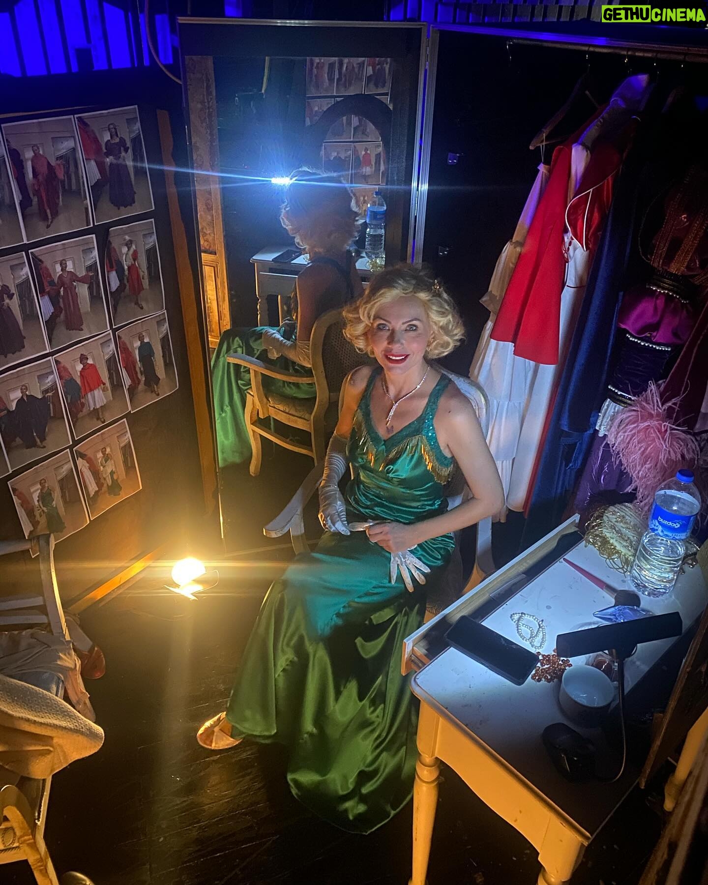 Funda İlhan Instagram - “YAŞAMAK MI ÖLMEK Mİ “ 🎭 … @kocaelisehirtiyatrosu 🌟…yaşamak :) … #Antalya14uluslararasıtiyatrofestivali nde 26/27 Mayıs ‘ta iyi seyirler 👏🏻👏🏻🌟