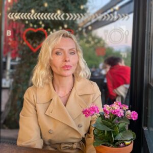 Funda İlhan Instagram - … hepinize mavilikler diliyorum 🩵… F🌟 … 11.11 ❤️🌹