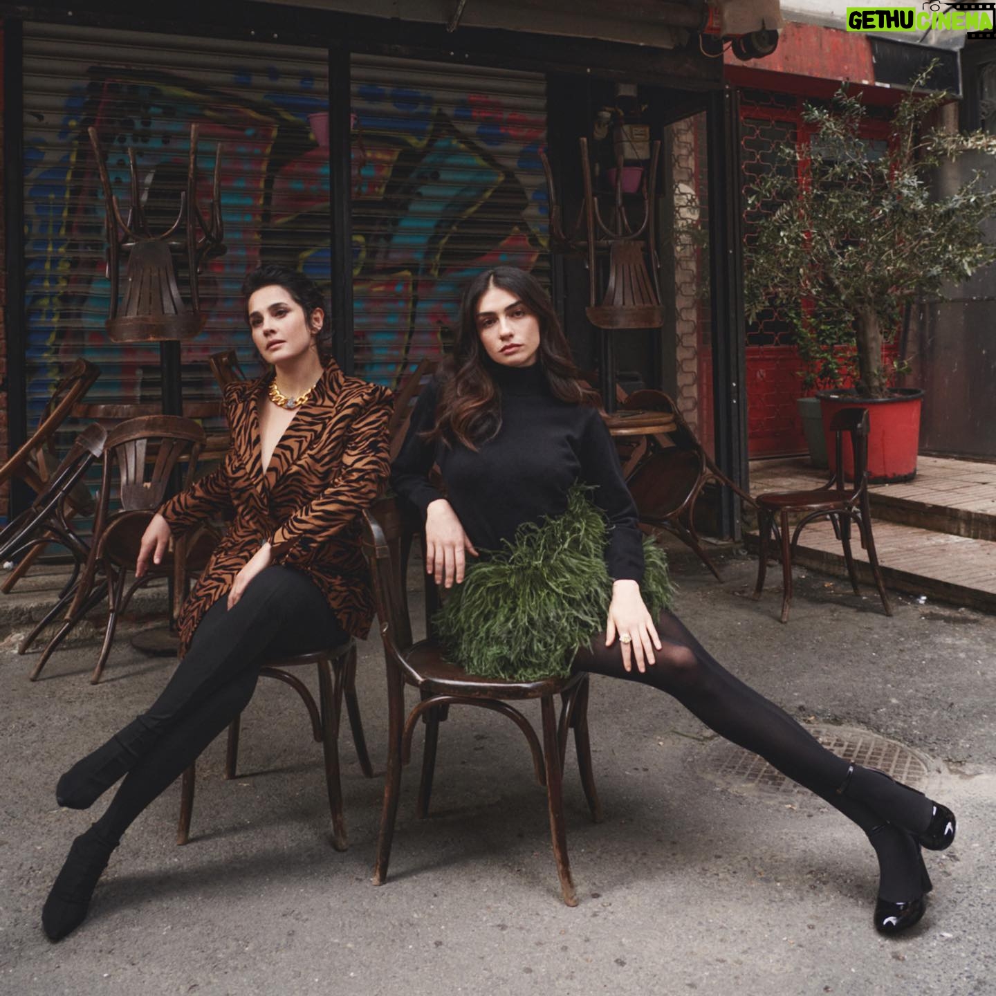 Funda Eryiğit Instagram - hazar ve ben🌹 @istanbullifedergisi • yayın direktörü: @meldanar13 röportaj: @aysegulsavur fotoğraflar: @ermanistahli styling: @ibrahimduman.id saç: @akinunalofficiall makyaj: @ecebirsen_ moda editörü asistanları: başak varol, nida kuşdoğan