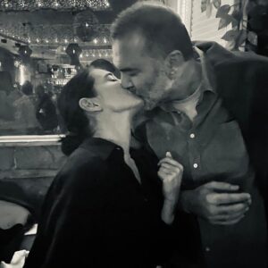 Funda Eryiğit Instagram - doğumgünü postu atmak istemiştim ama dünde kalmış bile… telefonumun şarjı bitikti bütün gün, bir de civan diş çıkarıyo, mazur görüyorum kendimi. 
38. yaşım süpersonik bir hızla çok şey yaşadığım bir yaş oldu. mükemmel, berbat ve ikisinin arasında çeşitli yerlerde duran anların toplamını sevdiklerimle yaşadığım bir hayat, normal ve iyi bir hayattır bence. dolayısıyla “nasılsın” diye soranlara “normal” demek hoşuma gider, iyiye işarettir. bu üçlü, bu hayat için normal mi bilmem ama bayağı iyi bi üçlü. bundan böyle yalnız olamam. 
yeni yaşım kutlu olsun! 🥂

not: kutlayan ve buraya kadar okuyan herkese içten teşekkürler. tüm mesajlara yetişemeyeceğim gibi görünüyo, hele ki bu saatten sonra. :) hepinizi kucaklıyorum!