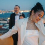 Funda Eryiğit Instagram - doğumgünü postu atmak istemiştim ama dünde kalmış bile… telefonumun şarjı bitikti bütün gün, bir de civan diş çıkarıyo, mazur görüyorum kendimi. 38. yaşım süpersonik bir hızla çok şey yaşadığım bir yaş oldu. mükemmel, berbat ve ikisinin arasında çeşitli yerlerde duran anların toplamını sevdiklerimle yaşadığım bir hayat, normal ve iyi bir hayattır bence. dolayısıyla “nasılsın” diye soranlara “normal” demek hoşuma gider, iyiye işarettir. bu üçlü, bu hayat için normal mi bilmem ama bayağı iyi bi üçlü. bundan böyle yalnız olamam. yeni yaşım kutlu olsun! 🥂 not: kutlayan ve buraya kadar okuyan herkese içten teşekkürler. tüm mesajlara yetişemeyeceğim gibi görünüyo, hele ki bu saatten sonra. :) hepinizi kucaklıyorum!