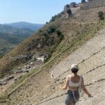 Funda Eryiğit Instagram - kısa bir bergama hikayesi❤️ • asklepion antik tiyatro’da, büyülendiğimiz bir atmosferde, şahane bir seyirciyle, şahane bir ‘timsah ateşi’ akşamı yaşadık. bergama’ya hayran olduk. hatıralarımızla dönüyoruz. • @bergamatiyatrofestivali ‘ne çok teşekkürler🍀tekrar görüşmek ümidiyle.
