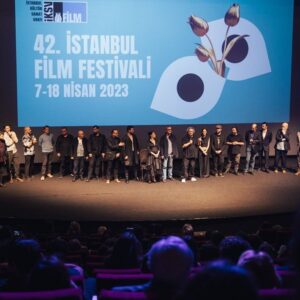 Funda Eryiğit Instagram - Boğa Boğa dün akşam ilk kez @istanbulfilmfestivali_ ‘nde seyirciyle buluştu. izleyicisi bol olsun! ✨

bu akşam ve her zamanımız için şahane @pinaraytas ‘a; ilgileri ve nezaketleri için @edagungor1 @museumoffineclothing ‘e ve @rafaelindiana ‘ya kucak dolusu teşekkürler♥️