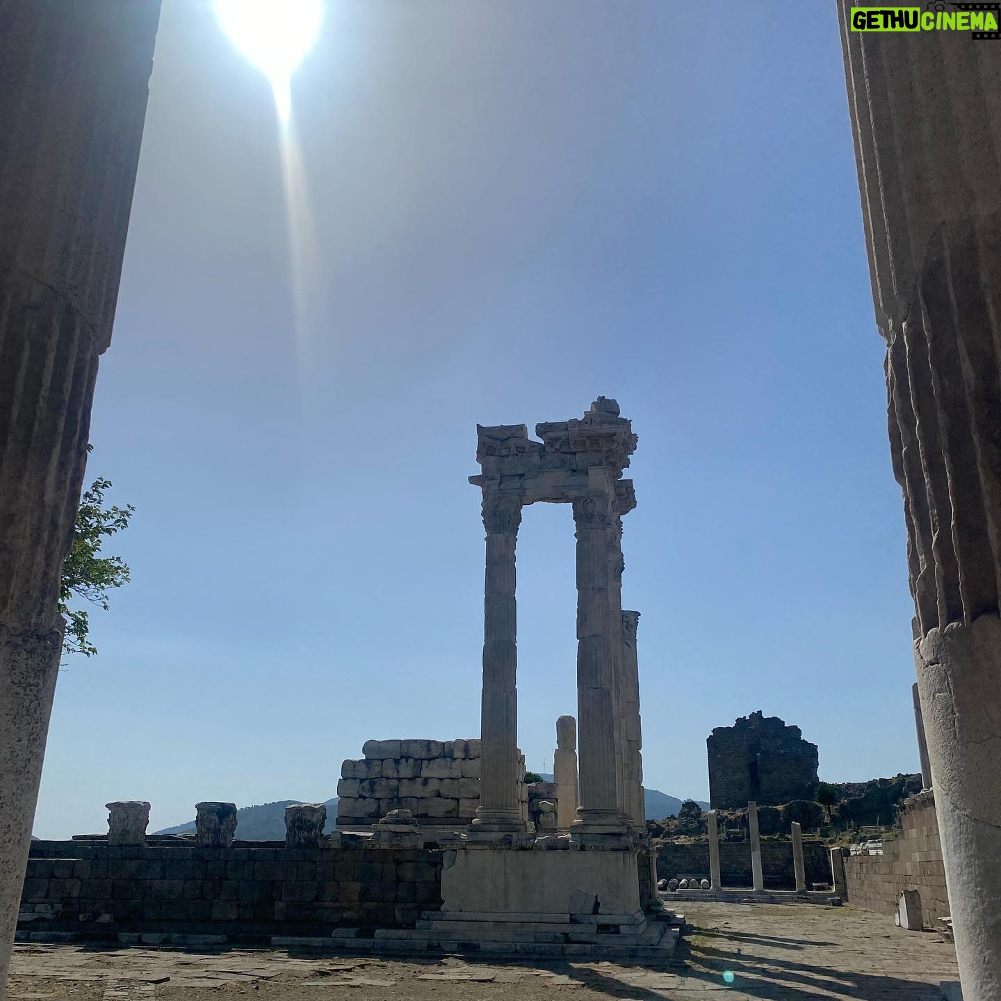 Funda Eryiğit Instagram - kısa bir bergama hikayesi❤️ • asklepion antik tiyatro’da, büyülendiğimiz bir atmosferde, şahane bir seyirciyle, şahane bir ‘timsah ateşi’ akşamı yaşadık. bergama’ya hayran olduk. hatıralarımızla dönüyoruz. • @bergamatiyatrofestivali ‘ne çok teşekkürler🍀tekrar görüşmek ümidiyle.