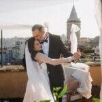 Funda Eryiğit Instagram - doğumgünü postu atmak istemiştim ama dünde kalmış bile… telefonumun şarjı bitikti bütün gün, bir de civan diş çıkarıyo, mazur görüyorum kendimi. 38. yaşım süpersonik bir hızla çok şey yaşadığım bir yaş oldu. mükemmel, berbat ve ikisinin arasında çeşitli yerlerde duran anların toplamını sevdiklerimle yaşadığım bir hayat, normal ve iyi bir hayattır bence. dolayısıyla “nasılsın” diye soranlara “normal” demek hoşuma gider, iyiye işarettir. bu üçlü, bu hayat için normal mi bilmem ama bayağı iyi bi üçlü. bundan böyle yalnız olamam. yeni yaşım kutlu olsun! 🥂 not: kutlayan ve buraya kadar okuyan herkese içten teşekkürler. tüm mesajlara yetişemeyeceğim gibi görünüyo, hele ki bu saatten sonra. :) hepinizi kucaklıyorum!