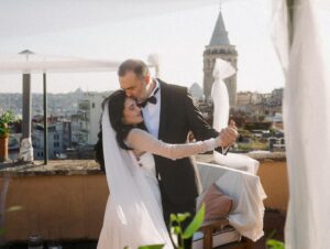 Funda Eryiğit Instagram - doğumgünü postu atmak istemiştim ama dünde kalmış bile… telefonumun şarjı bitikti bütün gün, bir de civan diş çıkarıyo, mazur görüyorum kendimi. 
38. yaşım süpersonik bir hızla çok şey yaşadığım bir yaş oldu. mükemmel, berbat ve ikisinin arasında çeşitli yerlerde duran anların toplamını sevdiklerimle yaşadığım bir hayat, normal ve iyi bir hayattır bence. dolayısıyla “nasılsın” diye soranlara “normal” demek hoşuma gider, iyiye işarettir. bu üçlü, bu hayat için normal mi bilmem ama bayağı iyi bi üçlü. bundan böyle yalnız olamam. 
yeni yaşım kutlu olsun! 🥂

not: kutlayan ve buraya kadar okuyan herkese içten teşekkürler. tüm mesajlara yetişemeyeceğim gibi görünüyo, hele ki bu saatten sonra. :) hepinizi kucaklıyorum!