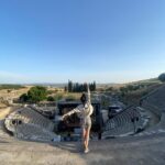 Funda Eryiğit Instagram - kısa bir bergama hikayesi❤️ • asklepion antik tiyatro’da, büyülendiğimiz bir atmosferde, şahane bir seyirciyle, şahane bir ‘timsah ateşi’ akşamı yaşadık. bergama’ya hayran olduk. hatıralarımızla dönüyoruz. • @bergamatiyatrofestivali ‘ne çok teşekkürler🍀tekrar görüşmek ümidiyle.