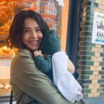 Funda Eryiğit Instagram - doğumgünü postu atmak istemiştim ama dünde kalmış bile… telefonumun şarjı bitikti bütün gün, bir de civan diş çıkarıyo, mazur görüyorum kendimi. 38. yaşım süpersonik bir hızla çok şey yaşadığım bir yaş oldu. mükemmel, berbat ve ikisinin arasında çeşitli yerlerde duran anların toplamını sevdiklerimle yaşadığım bir hayat, normal ve iyi bir hayattır bence. dolayısıyla “nasılsın” diye soranlara “normal” demek hoşuma gider, iyiye işarettir. bu üçlü, bu hayat için normal mi bilmem ama bayağı iyi bi üçlü. bundan böyle yalnız olamam. yeni yaşım kutlu olsun! 🥂 not: kutlayan ve buraya kadar okuyan herkese içten teşekkürler. tüm mesajlara yetişemeyeceğim gibi görünüyo, hele ki bu saatten sonra. :) hepinizi kucaklıyorum!