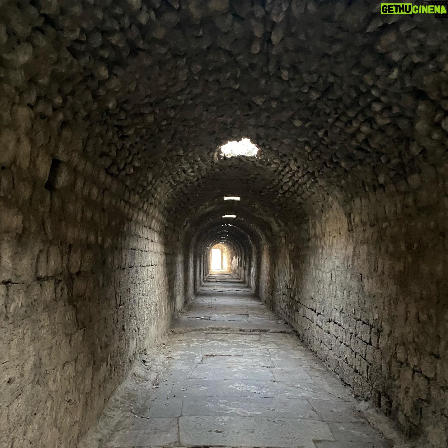 Funda Eryiğit Instagram - kısa bir bergama hikayesi❤️ • asklepion antik tiyatro’da, büyülendiğimiz bir atmosferde, şahane bir seyirciyle, şahane bir ‘timsah ateşi’ akşamı yaşadık. bergama’ya hayran olduk. hatıralarımızla dönüyoruz. • @bergamatiyatrofestivali ‘ne çok teşekkürler🍀tekrar görüşmek ümidiyle.