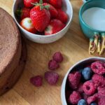 Funda Güray Instagram – Pastacıları kıskandıracak o pasta kgkfkfkfk :))
Evde pratik, kolay Ve hızlı doğum günü pastası yaptım artık pastalar benden 🍓 
Vaktim olmadığı için pasta tabanını hazır aldım siz yapabilirsiniz tabiki 

İçindekiler ; 
Pasta keki 
1paket labne (taze peynir yani)
1 çay bardağı krema hem kekleri ıslatmak için hem de pasta kremasının içine koymak için,
200 gr bitter çikolata 
Veee bolca meyve muz, çilek, frambuaz, yaban mersini, damla çikolata 
Süslemek için franbuaz çok güzel bir seçenek aşırı cool duruyo 🫠 
Keki ıslatmak için neden krema çünkü sütle aşırı ıslanıyo krema daha koyu kıvamlı daha iyi tutuyo 👌🏼

#cakedecorating #cakes #reeloftheday #pasta