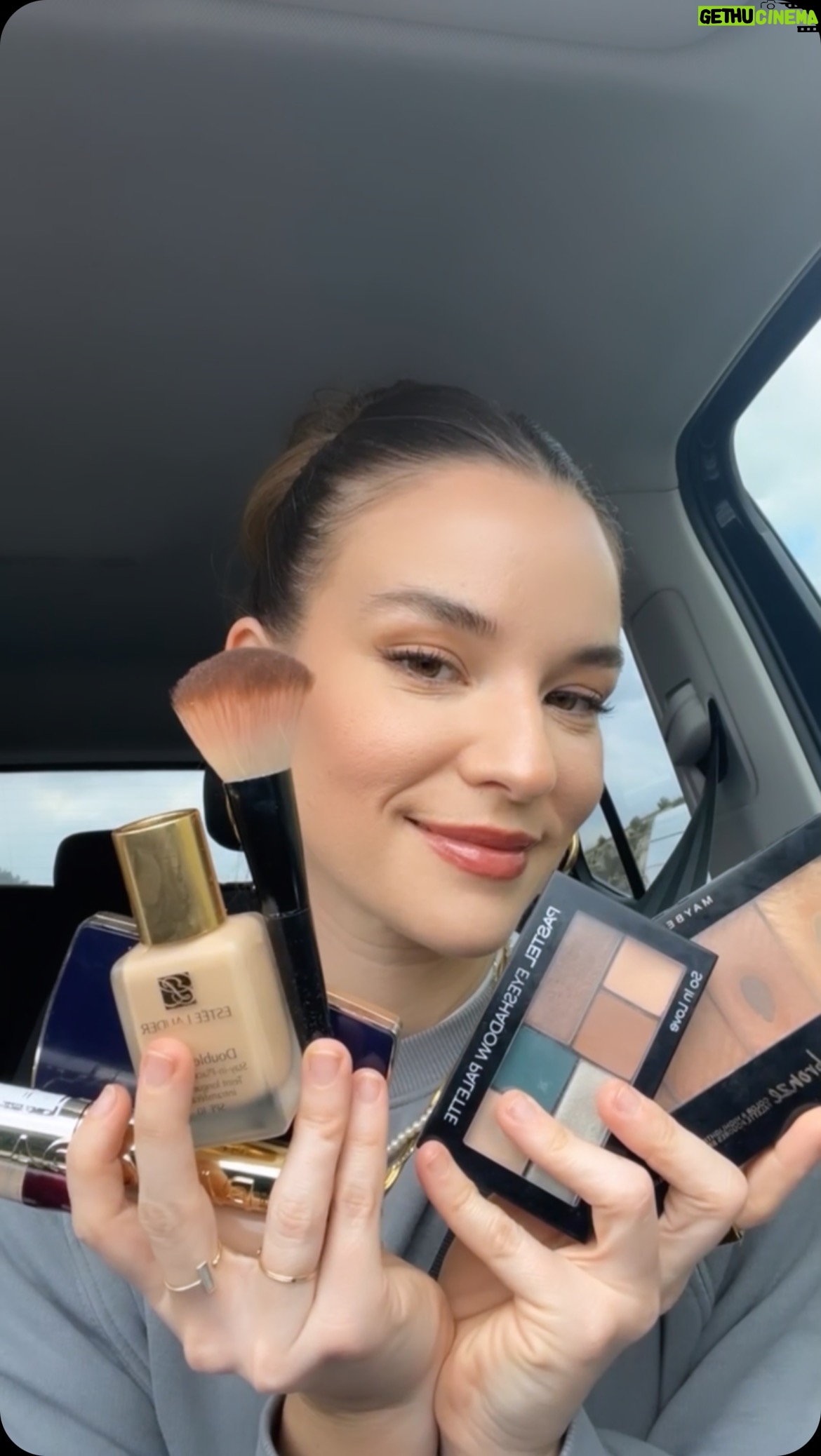 Funda Güray Instagram - Bu reelda ürün yerleştirme bulunmaktadır kfkfkggjjj tabelalara beste yapan sevgilim beyle road tripte birlikte hazırlanalım dedim 😬 Estee lauder double wear desert beige fondöten Kapatıcı note collagen concealer Pastel eyeshadow palette so in love Flormar matte eyeliner Pastel eyebrow maskara blonde21 Panorama maskara Maybelline master bronze Estee lauder 420 rebellious rose #reklam #reeloftheday #makeuptutorial