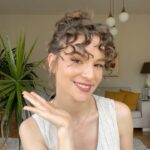 Funda Güray Instagram – Bir küçük rötarla gelen kıvırcık saçım 💕 sizce nasıl ??? 

#hairtutorial #hairgoals #hairstyling #reklam
