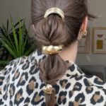 Funda Güray Instagram - Bu bir saç hilesidir 😬 bu tokalarla yaptığın saçın olmama ihtimali yok biz bunlarla topuzda yaparız girlssss 💕 Nasıl olmuşşşş ?? #hairtutorial #hairstyles #oodt