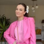 Funda Güray Instagram - Pembe tshirt & etek aldım evdekilerle de farklı nasıl kullanılır dedim sonuç 💕 bizimle mi değil mi sevdik mi ?? Ne diyosunuzzz ?? #ootd #reeloftheday