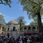 Funda Güray Instagram – Bu bayram metre kareye bin insan düşüyor 🌚 İstanbul kalabalık diye Mudanya ya kaçtık ama trafiğin hiç bir farkı kalmamışşş trafikten kaçış yok neyse bunu görmezden gelip güzel anlardan bir dump bıraktım size 
🍭 (çanta & pantolon üzerime yapıştı kgkgkf)

#oodt #photooftheday