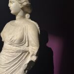 Funda Güray Instagram – İstanbul’da turist olmak 🫶 doğdum büyüdüm bu şehirdeyim ama o kadar bilmediğim yanları varki arada turist olmak çok iyi geliyor size de tavsiye, gittiğim yerleri paylaşmak istiyorum çünkü çoook keyif aldım kaydedin lazım olur ❤️ 

📌 Vapurda kahvaltı çoook keyifliydi çayı muazzam (normalde biner giderim keyfini çıkarmamışım covidden beri de ne çay içmişim ne bir şey yemişim )
📌 İstanbul Arkeoloji müzesi açık ara en iyi müzelerden 2. gidişim hala büyülüyor, binası dahil her şey tarihi eser ❤️
📌 Gülhane parkında yürüyüş, çevre de görülecek çok şey var bu arada Alay köşkü öylece duruyor ama hiç okumamışım tarihini mesela
📌Sirkeci Garı’nın inanılmaz bir havası var restorantında oturun mutlaka veeee
Sürekli İstanbul’un silüetine dönüp dönüp bakın ruhuma benim çooook iyi geldi 

#reeloftheday #seyahat #travelblogger #i̇stanbul