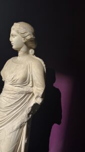 Funda Güray Instagram - İstanbul’da turist olmak 🫶 doğdum büyüdüm bu şehirdeyim ama o kadar bilmediğim yanları varki arada turist olmak çok iyi geliyor size de tavsiye, gittiğim yerleri paylaşmak istiyorum çünkü çoook keyif aldım kaydedin lazım olur ❤️ 📌 Vapurda kahvaltı çoook keyifliydi çayı muazzam (normalde biner giderim keyfini çıkarmamışım covidden beri de ne çay içmişim ne bir şey yemişim ) 📌 İstanbul Arkeoloji müzesi açık ara en iyi müzelerden 2. gidişim hala büyülüyor, binası dahil her şey tarihi eser ❤️ 📌 Gülhane parkında yürüyüş, çevre de görülecek çok şey var bu arada Alay köşkü öylece duruyor ama hiç okumamışım tarihini mesela 📌Sirkeci Garı’nın inanılmaz bir havası var restorantında oturun mutlaka veeee Sürekli İstanbul’un silüetine dönüp dönüp bakın ruhuma benim çooook iyi geldi #reeloftheday #seyahat #travelblogger #i̇stanbul