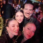 Funda Güray Instagram - bişi dicem Ajda Pekkan’la şarkı bile söyledim daha nolsunnnn darısı Mayıs’ın başına belki bir Tarkan ?? 😂 Nisan ayı özeti; 1- fotonun içsıkıntısı var 3 saate eve zor gittim 2- benim fantastik dörtlüm 3- Ajda’yı en önden izlemek için verdiğimiz çabamıza sağlık 💕 4- en çok eğlendiğim o an 5- Bodrum sahil ( siz yine de bostancı sahil diyebilirsiniz) 🌴 6- Gümüşlük ayıp ama bu nasıl bir gün batımı 7-Aşkımla zoraki foto çekme geleneğim 💕 8- @fulyazenginer cım neyi kutluyoduk biz 🍾 9- Alaçatı ot festivalinin çiçeği kalmış 10- my fam 🫶