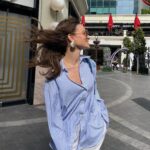 Funda Güray Instagram – Gömleğini çok sevdim çıkar onu bebeğim hadi gel bize gidelim ?? Şarkıyı hatırlayan  old but goldiesler 🫠🌸🌺💕

#oodt #photooftheday