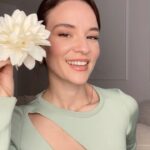 Funda Güray Instagram – Biz yeni gelmedik geri geldik kfkfkf 🌚 basit bir yemek tarifi kadar basic ama bi okadar kurtarıcılık içeren topuz tarifi 🪭 

#hairtutorial #hairstyles #saç #reeloftheday