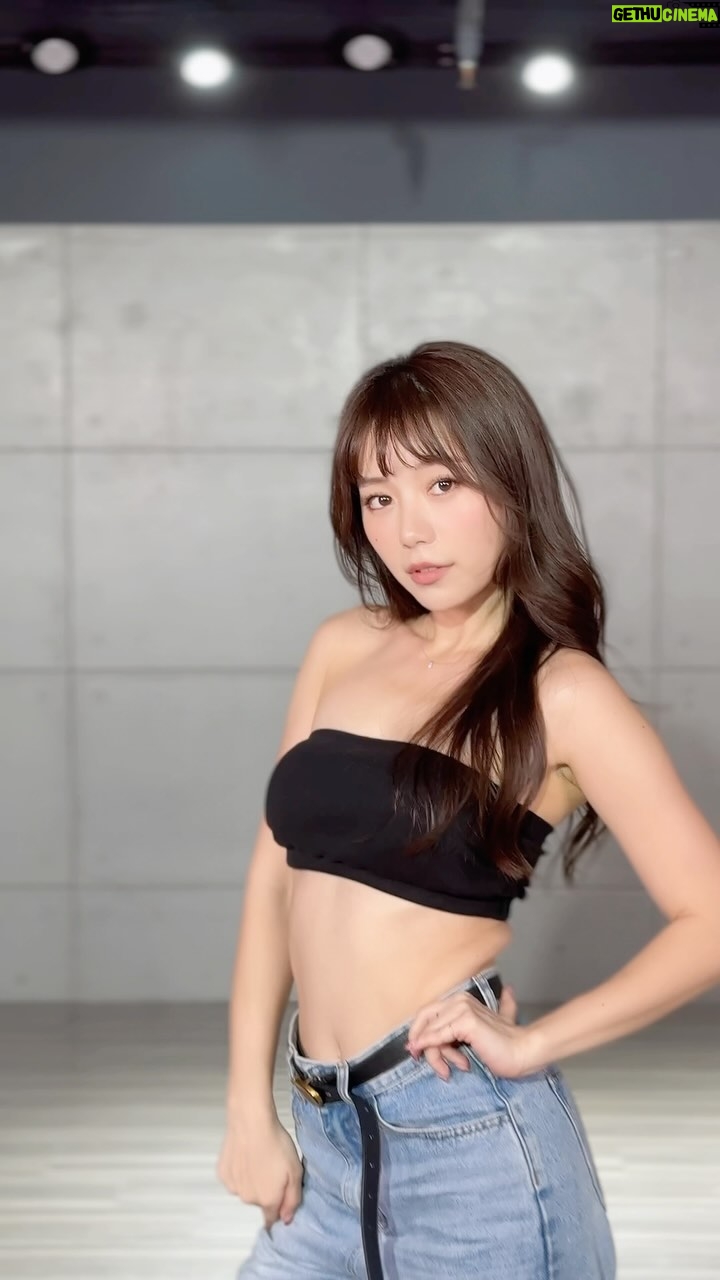 Furby Chen - 3.8K Likes - -
交作業😚
我每次練完都要回家睡兩天 夢裡記動作才跳得出來🤣
還去洗頭跟化妝出門拍影片
很有誠意ㄅ💝
btw
我皮帶一直掉出來
很煩欸😂
謝謝老師 @bettychi620
燈光超棒的教室
@idancestudiotw
@kerowang69
