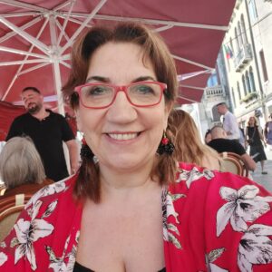 Füsun Demirel Instagram - 70'ler  bu  romantik ask şarkıların en çok dinlendiği yıllardı.En çok Zeki Müren,Müzeyyen Senar,Behiye Aksoy ,Neşe Karabocek,Nesrin Sipahi,Emel Sayın ve unuttuğum  nice değerler... Annem beni Maksim gazinosu  kadınlar matinesine  götürürdü. 🪻ZEKI Müren'i defalarca sahnede izlediğimde kucucuktum.  Buyulenmistim.Turk sanat Müziği  evimizde en çok dinlenen müzik türüydü.  Annem için ninni gibiydi.🌹 Canim annem ruhun şad olsun.🌹Çok sevdiğim bir arkadaşım  hatırlattı bütün bunları  bugun bir şarkıyla. Haydi sizlere de gelsin. 🌹🌹🌹🌹