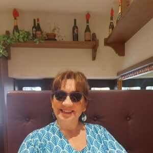 Füsun Demirel Instagram - BIR TANE DAHA  YOK  ŞU ANDAN
HAYAT  BEKLEMEZ, BEKLEMEZ...🦋🪼🐦🪻🪺🧿🪬🎁
Canım  @nimetatasoy @nimetatasoymenajerlik 
Son 9 yılımın  yol arkadaşı,menajerim,sırdaşım. Bu güzel mavi için çok teşekkürler 😇