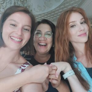 Füsun Demirel Instagram - Çok sevdiklerim  Elcinler arasında dilek tuttum.🩵💜 @elcinsangu🌼  @elciinafacan 🪷
Gelinim ve kizim artık bana emanet.Gözum gibi bakacagim.@copadamtvdizi 💛💚💙💙🩵