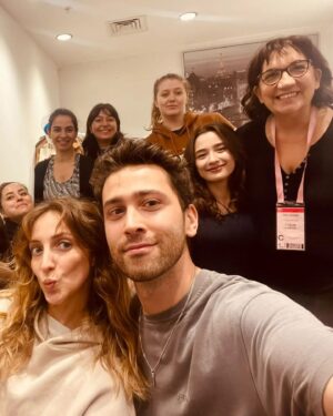 Füsun Demirel Instagram - Şahane ekiple 💪💪@sidiklikasabasi 
Müzikaline bekliyoruz.🕺💃🕺💃
@zorlu_psm biletler :@passo 
@gokerersivri @selminartemiz @nazliugurtas 
@alessa.dilara @officialalperaksoy @bartayaz @cerengundogdu__ @thenilesong 
@anlaslan0 @melisashahin @bayankeuner 
@zeynepcot @izmirtenim @buseozgel @dermancinkilic