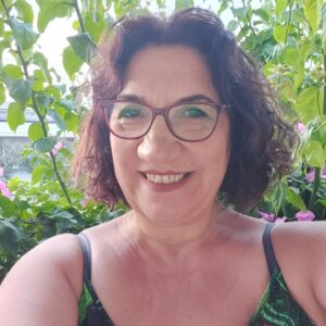 Füsun Demirel Instagram - ... Yani öylesine ciddiye alacaksın ki yasamayi
Yetmişinde bile mesela zeytin dikeceksin.
Hemde öyle çocuklara kalır falan diye degil
Ölmekten korktuğun halde ölüme inanmadığın için
Yaşamak yani ağır bastığından... 
Nazım Hikmet (yaşamaya dair şiirinden son mısralar)💚💚💚💚💚🐛🐢☘️🌳🌴🌲🌍🌈
