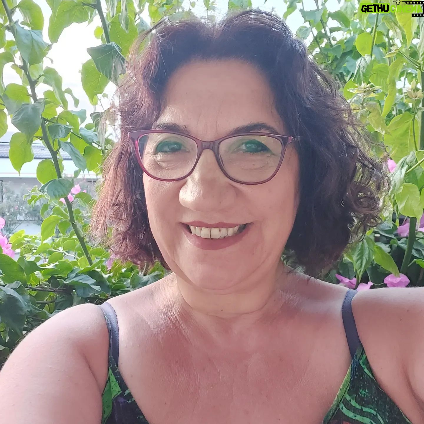Füsun Demirel - 5.6K Likes - ... Yani öylesine ciddiye alacaksın ki yasamayi
Yetmişinde bile mesela zeytin dikeceksin.
Hemde öyle çocuklara kalır falan diye degil
Ölmekten korktuğun halde ölüme inanmadığın için
Yaşamak yani ağır bastığından...
Nazım Hikmet (yaşamaya dair şiirinden son mısralar)💚💚💚💚💚🐛🐢☘️🌳🌴🌲🌍🌈