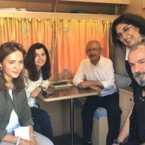 Füsun Demirel Instagram - @kilicdaroglu @degirmencirfan ile güzel bir akşamdan anı:) Ve adalet yürüyüşünde  olduğumuz gibi yine uzun yollar yürüyeceğiz birlikteTebrikler Sayin @kilicdaroglu🌷 @ekremimamoglu🌷@yavasmansur .🌹
Umutluyuz, bu kez daha çok umutluyuz. Yarınlar güzel olacak, cocuklarin yüzleri gülecek...👏👏👏👏🫶🫶🫶🫶🙂🙂 @gamzeakkusilgezdi 🌺