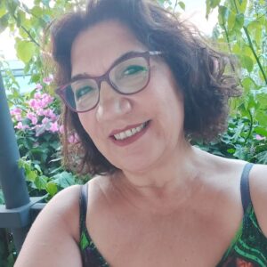 Füsun Demirel Instagram - ... Yani öylesine ciddiye alacaksın ki yasamayi
Yetmişinde bile mesela zeytin dikeceksin.
Hemde öyle çocuklara kalır falan diye degil
Ölmekten korktuğun halde ölüme inanmadığın için
Yaşamak yani ağır bastığından... 
Nazım Hikmet (yaşamaya dair şiirinden son mısralar)💚💚💚💚💚🐛🐢☘️🌳🌴🌲🌍🌈