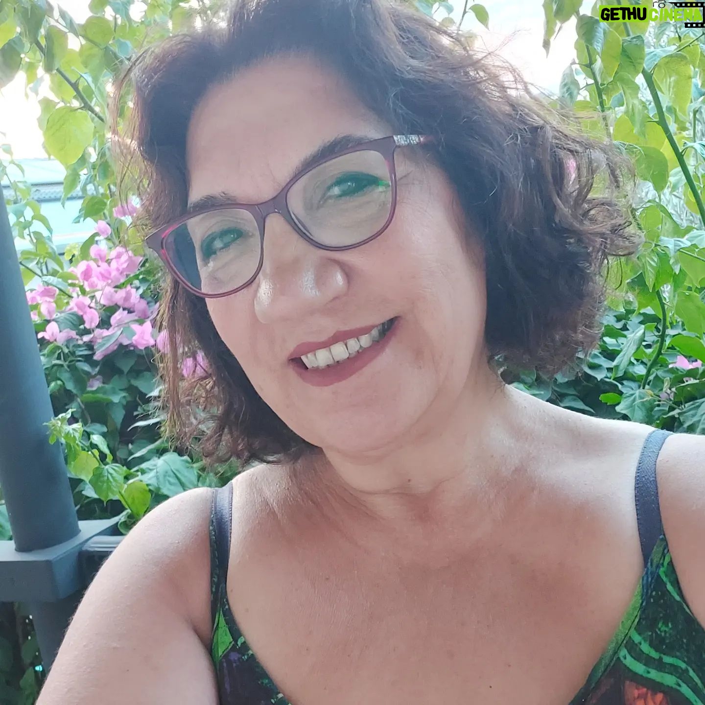 Füsun Demirel - 5.6K Likes - ... Yani öylesine ciddiye alacaksın ki yasamayi
Yetmişinde bile mesela zeytin dikeceksin.
Hemde öyle çocuklara kalır falan diye degil
Ölmekten korktuğun halde ölüme inanmadığın için
Yaşamak yani ağır bastığından...
Nazım Hikmet (yaşamaya dair şiirinden son mısralar)💚💚💚💚💚🐛🐢☘️🌳🌴🌲🌍🌈