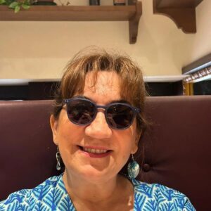 Füsun Demirel Instagram - BIR TANE DAHA  YOK  ŞU ANDAN
HAYAT  BEKLEMEZ, BEKLEMEZ...🦋🪼🐦🪻🪺🧿🪬🎁
Canım  @nimetatasoy @nimetatasoymenajerlik 
Son 9 yılımın  yol arkadaşı,menajerim,sırdaşım. Bu güzel mavi için çok teşekkürler 😇
