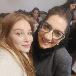 Füsun Demirel Instagram - 2. Gelinle sıkı  fıkı olunca baktım birinci. Gelin 
Arkada hasetten  çatlayacak.. aldık tabii aramiza🤣🤣🤣🤣🤣
Tatlılarım  @sedefavci_ 💙@elcinsangu💜 @copadamtvdizi @ogm.pictures @startv