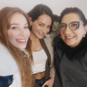 Füsun Demirel Instagram - 2. Gelinle sıkı  fıkı olunca baktım birinci. Gelin 
Arkada hasetten  çatlayacak.. aldık tabii aramiza🤣🤣🤣🤣🤣
Tatlılarım  @sedefavci_ 💙@elcinsangu💜 @copadamtvdizi @ogm.pictures @startv