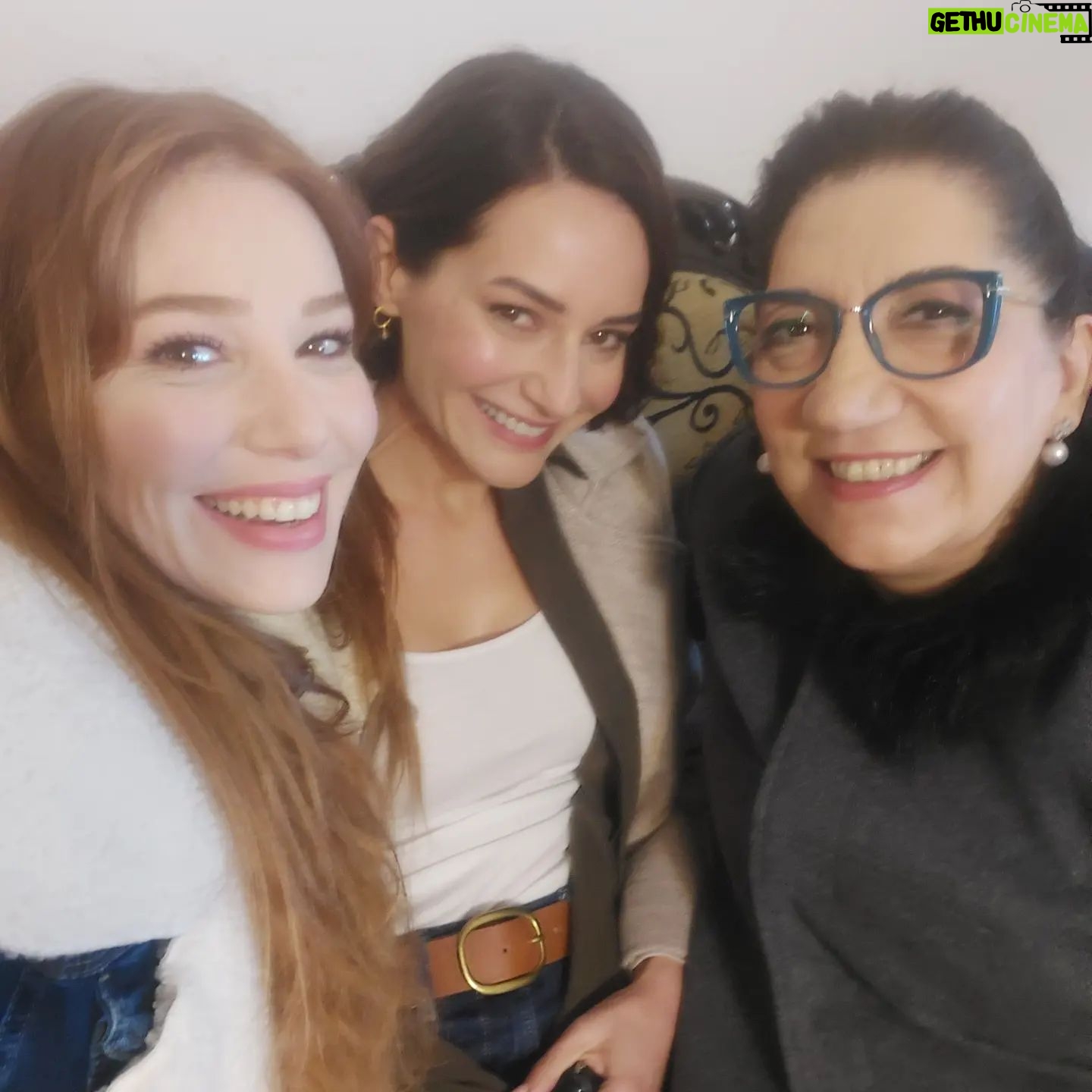 Füsun Demirel - 7.9K Likes - 2. Gelinle sıkı fıkı olunca baktım birinci. Gelin
Arkada hasetten çatlayacak.. aldık tabii aramiza🤣🤣🤣🤣🤣
Tatlılarım @sedefavci_ 💙@elcinsangu💜 @copadamtvdizi @ogm.pictures @startv