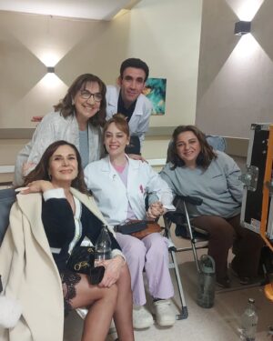 Füsun Demirel Instagram - @bahar.dizi #sethalleri🎬 #setteyim #canlarım💕 
@neslihanyesilyurt @temedragve @hatisaslan @mehmetyilmazak @showtv @mfyapimtv